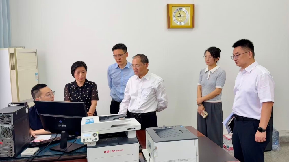 副市长金胜庆到市营商环境局调研为企服务工作